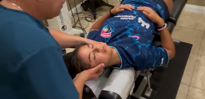patient receiving sports chiropractor in Ontario