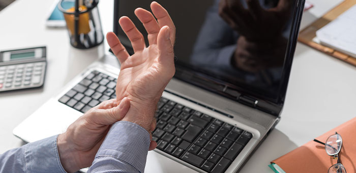 patient needing carpal tunnel syndrome treatment in Ontario