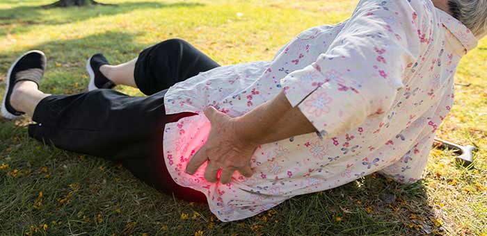 patient needing hip pain treatment in Ontario