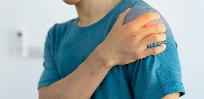 patient needing shoulder pain treatment in Ontario